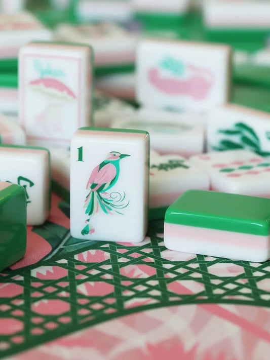 Tropical Flamingo Mahjong Tiles Set — Retro tropical American mahjong tiles with green‑pink‑white three‑layer backs, flamingo palm shell vacation‑style illustrations, 160‑tile tournament‑grade mahjong set